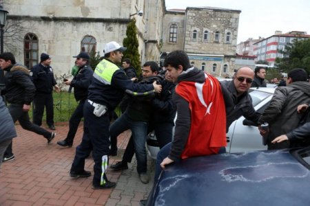 Sinoplu protestocular BDP'lilerin bulunduğu öğretmenevinin camlarını indirdi