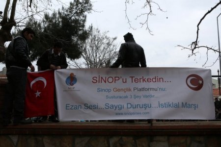 Sinoplu protestocular BDP'lilerin bulunduğu öğretmenevinin camlarını indirdi