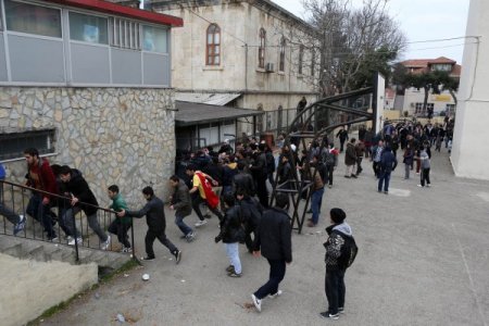 Sinoplu protestocular BDP'lilerin bulunduğu öğretmenevinin camlarını indirdi