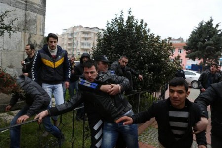 Sinoplu protestocular BDP'lilerin bulunduğu öğretmenevinin camlarını indirdi