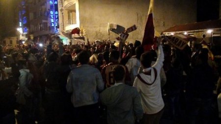 Sinop’ta sarı kırmızılı taraftarlar şampiyonluğu davul zurna ile kutluyor