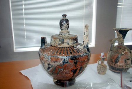 Sinop'taki yol genişletme kazısından 2 bin 500 yıllık lahit bulundu