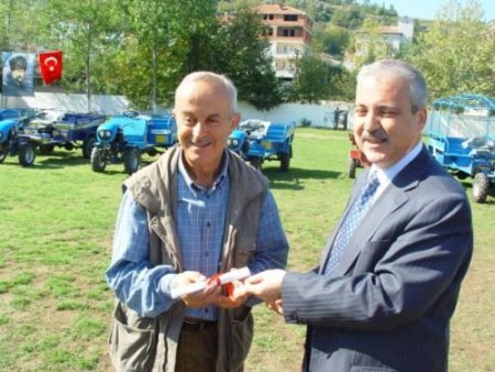 Sinop'un Türkeli İlçesinde 'yarısı Bizden' Kampanyası İle Tarım Araçları Dağıtıldı