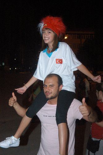 Sırbistan Galibiyeti Kütahyalıları Sokağa Döktü