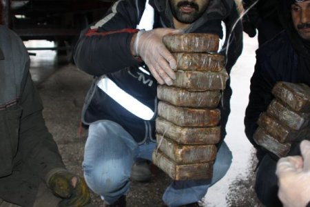 Şirince'de kıyameti bekleyenlere eroin götürürken yakalandı