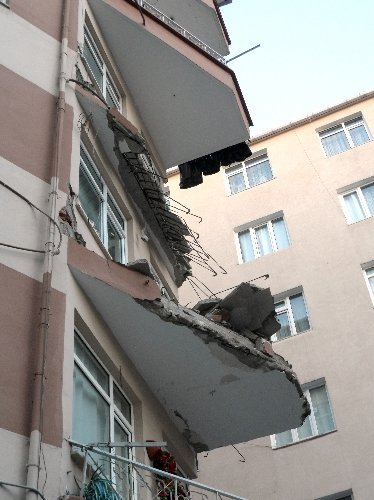 Şirinevler'de apartmanın iki balkonu çöktü, bir kişi son anda kurtuldu