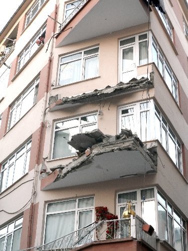 Şirinevler'de apartmanın iki balkonu çöktü, bir kişi son anda kurtuldu