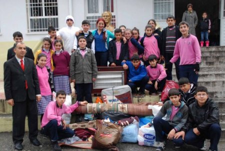 Şirinyurt İlköğretim Okulu'ndan Suriyelilere kışlık eşya yardımı