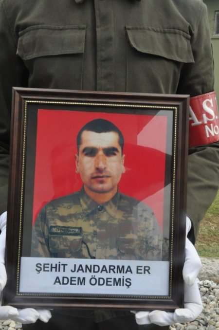 Şırnaklı şehit asker Kürtçe ağıtlarla toprağa verildi