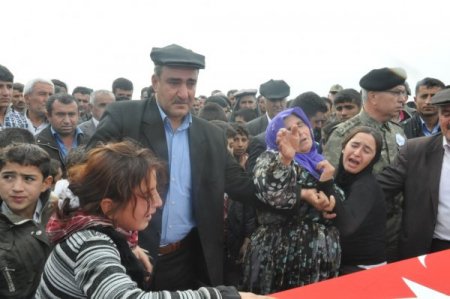 Şırnaklı şehit asker Kürtçe ağıtlarla toprağa verildi