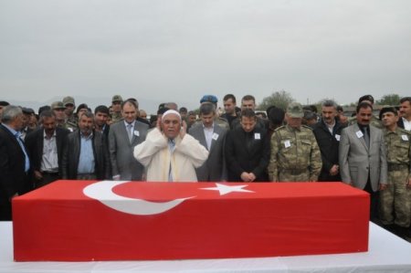 Şırnaklı şehit asker Kürtçe ağıtlarla toprağa verildi