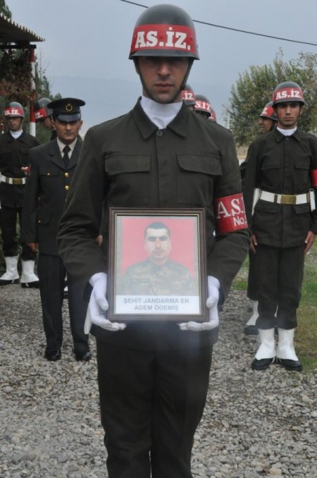 Şırnaklı şehit asker Kürtçe ağıtlarla toprağa verildi