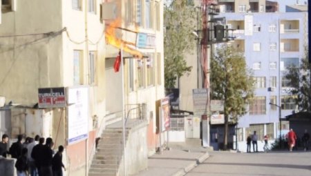 Şırnak’ta eylemciler öğretmenevini yakmaya çalıştı