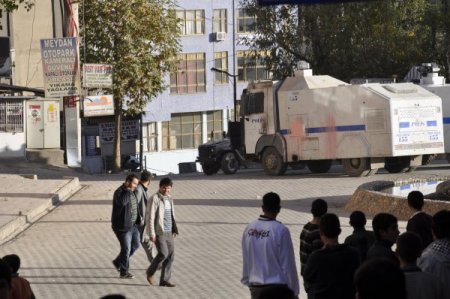 Şırnak’ta eylemciler öğretmenevini yakmaya çalıştı