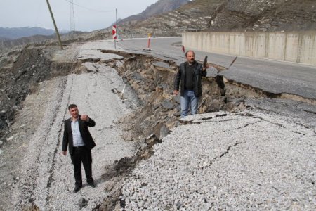 Şırnak'ta uluslar arası D400 yolunda çökme meydana geldi