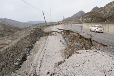 Şırnak'ta uluslar arası D400 yolunda çökme meydana geldi