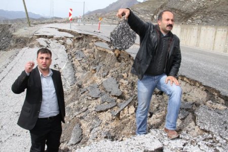 Şırnak'ta uluslar arası D400 yolunda çökme meydana geldi
