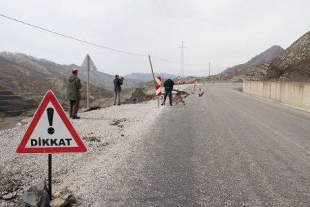 Şırnak'ta uluslar arası D400 yolunda çökme meydana geldi