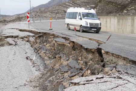Şırnak'ta uluslar arası D400 yolunda çökme meydana geldi