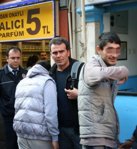 Sırt çantasında esrar taşıyan cinayet zanlısı yakalandı