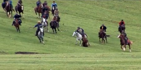 Sırtında eşekle antrenman yapıyor