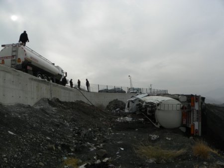 Sisli havada tanker şarampole uçtu