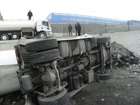Sisli havada tanker şarampole uçtu