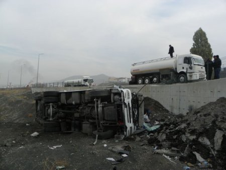 Sisli havada tanker şarampole uçtu