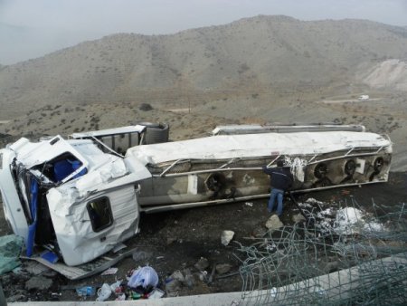 Sisli havada tanker şarampole uçtu