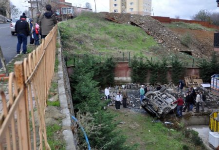 Site bahçesine uçan araçtan burnu bile kanamadan çıktı