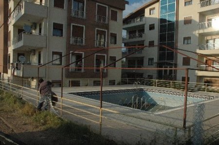 Site havuzuna düşen 3,5 yaşındaki çocuk boğuldu