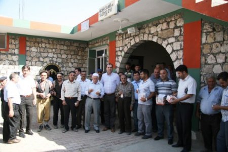 Sıtma salgını yaşanan köye doktorlar sineksavar ilacı dağıttı