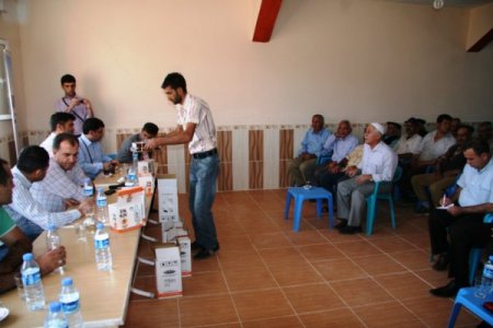 Sıtma salgını yaşanan köye doktorlar sineksavar ilacı dağıttı