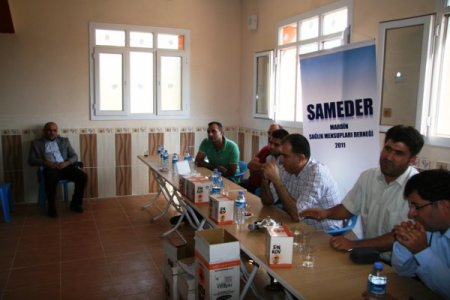 Sıtma salgını yaşanan köye doktorlar sineksavar ilacı dağıttı