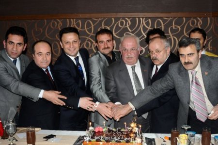 Sivas basını birleşmeyi pasta keserek kutladı