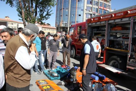 Sivas Belediyesi itfaiye ekipleri, tarihi araçları sergiledi