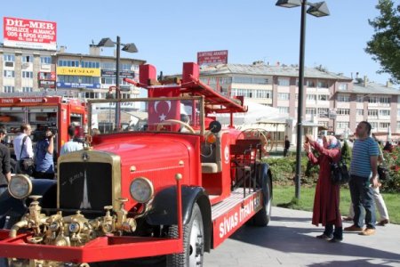 Sivas Belediyesi itfaiye ekipleri, tarihi araçları sergiledi