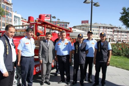 Sivas Belediyesi itfaiye ekipleri, tarihi araçları sergiledi
