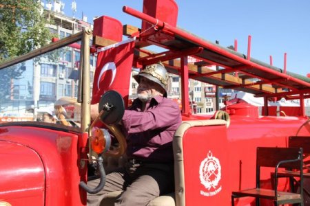 Sivas Belediyesi itfaiye ekipleri, tarihi araçları sergiledi