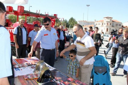 Sivas Belediyesi itfaiye ekipleri, tarihi araçları sergiledi