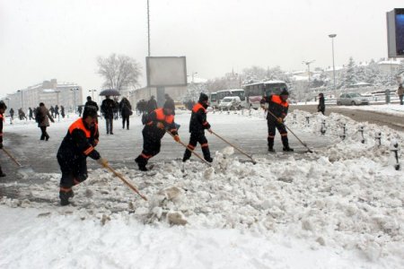 Sivas kara, yollar kar küremecilere teslim