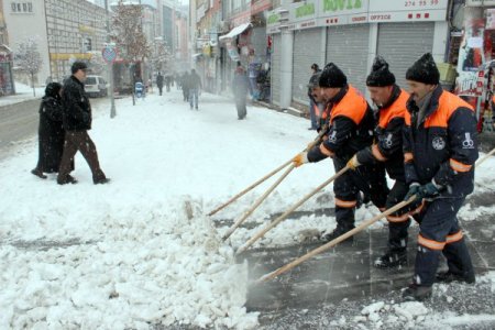 Sivas kara, yollar kar küremecilere teslim