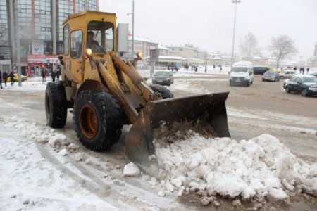 Sivas kara, yollar kar küremecilere teslim