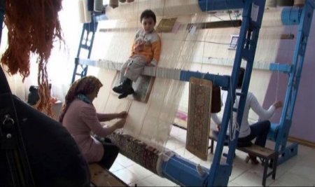 Sivaslı Kadınlar, El Hünerlerini Dokudukları Halılara Yansıtıyor