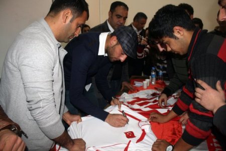 Sivassporlu futbolcular öğrencilerle buluştu