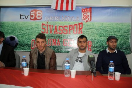 Sivassporlu futbolcular öğrencilerle buluştu