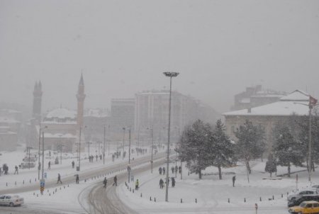 Sivas’ta, kar ve tipi ulaşımı etkiledi