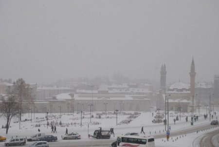 Sivas’ta, kar ve tipi ulaşımı etkiledi