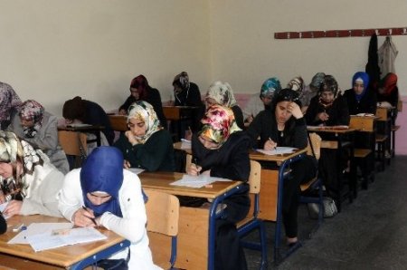 Sivasta 10 bin kişi O'nu okuyarak sınava girdi