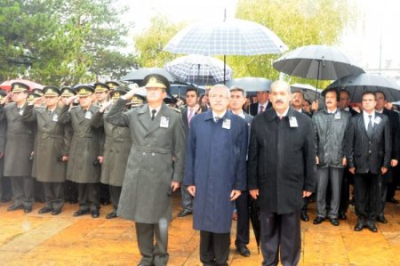 Sivas’ta 10 Kasım töreni yağmur altında yapıldı